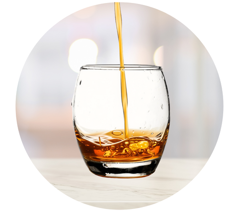 もろみ酢をグラスへ注ぐストレートの飲み方