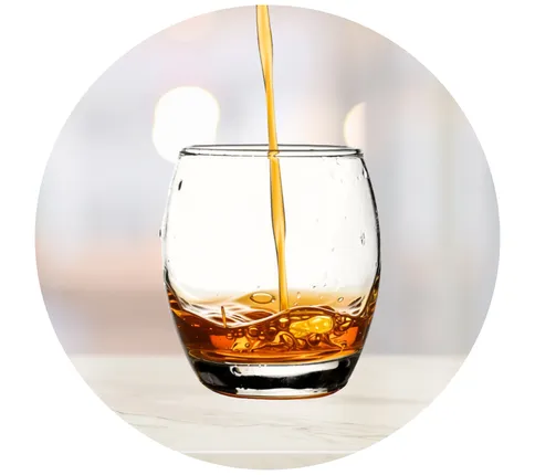 もろみ酢をグラスへ注ぐストレートの飲み方